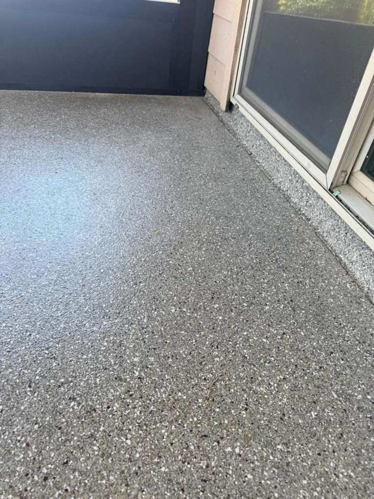 Flake coating texture at the Almanza door threshold